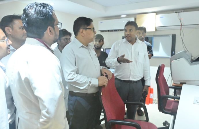 स्वास्थ्य सचिव डॉ. राजेश कुमार का श्रीनगर मेडिकल कॉलेज का औचक निरीक्षण, मरीजों को बेहतर सेवाएं देने के निर्देश