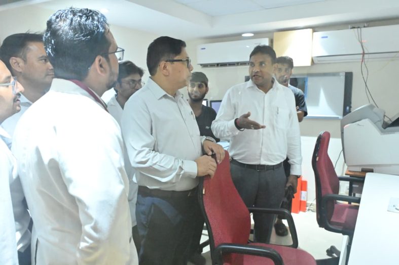 स्वास्थ्य सचिव डॉ. राजेश कुमार का श्रीनगर मेडिकल कॉलेज का औचक निरीक्षण, मरीजों को बेहतर सेवाएं देने के निर्देश