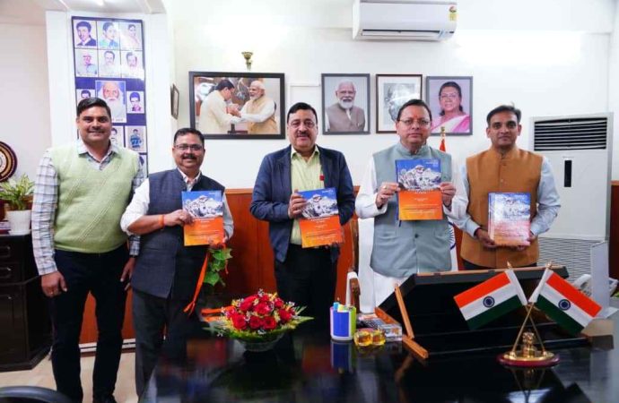 मुख्यमंत्री ने किया औद्योगिक विकास तथा सूक्ष्म, लघु एवं मध्यम उद्यम विभाग के शासनादेशों के संकलन का विमोचन