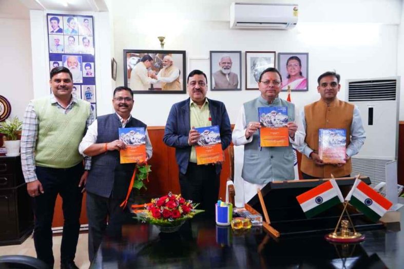 मुख्यमंत्री ने किया औद्योगिक विकास तथा सूक्ष्म, लघु एवं मध्यम उद्यम विभाग के शासनादेशों के संकलन का विमोचन