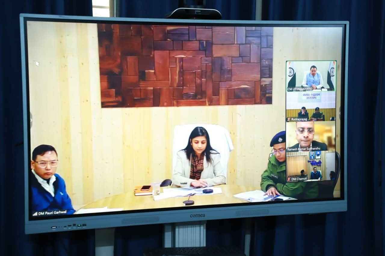 CM धामी ने अधिकारियों संग वर्चुअल समीक्षा, विकास कार्यों व शिकायत निस्तारण पर दिए निर्देश
