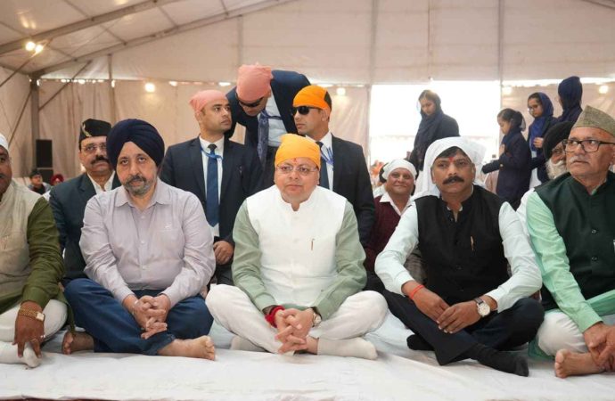 मुख्यमंत्री धामी ने गुरुनानक जयंती पर गुरुद्वारा रेसकोर्स में मथा टेका, प्रदेशवासियों को दी शुभकामनाएं