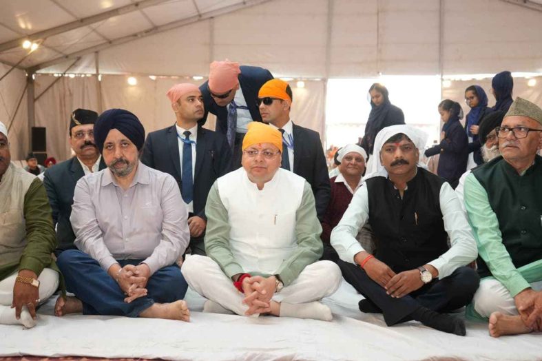 मुख्यमंत्री धामी ने गुरुनानक जयंती पर गुरुद्वारा रेसकोर्स में मथा टेका, प्रदेशवासियों को दी शुभकामनाएं