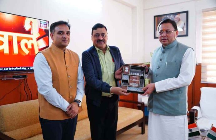 मुख्यमंत्री को सौंपा प्रदेश को राष्ट्रीय स्तर पर मिले व्यापार सुधार कार्य योजना के तहत टॉप अचीवर्स पुरस्कार।
