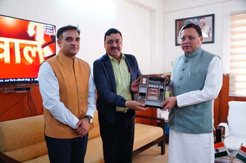 मुख्यमंत्री को सौंपा प्रदेश को राष्ट्रीय स्तर पर मिले व्यापार सुधार कार्य योजना के तहत टॉप अचीवर्स पुरस्कार।