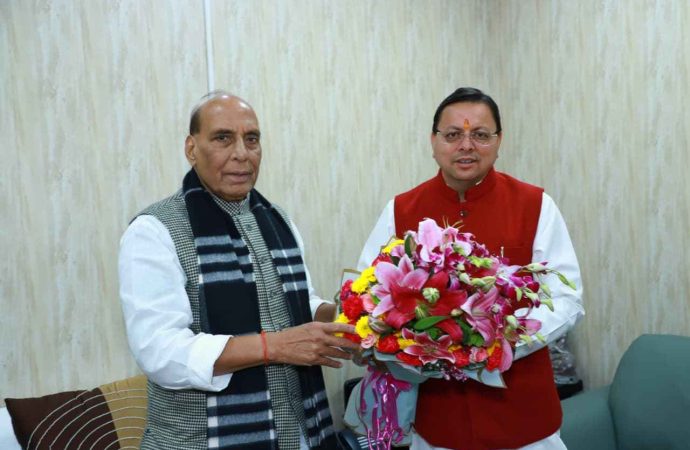 CM धामी ने दिल्ली में रक्षा मंत्री राजनाथ सिंह से की शिष्टाचार भेंट; एयर फोर्स ऑडिट ब्रांच व सड़कों के रखरखाव पर रखे सुझाव