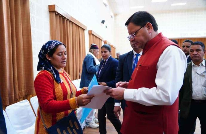 मुख्यमंत्री धामी ने जनता मिलन कार्यक्रम में सुनी जन समस्याएं