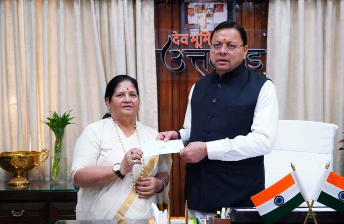 मुख्यमंत्री राहत कोष के लिए पर्वतारोही बछेंद्री पाल ने प्रदान किया 10 लाख का चेक