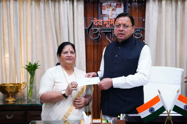 मुख्यमंत्री राहत कोष के लिए पर्वतारोही बछेंद्री पाल ने प्रदान किया 10 लाख का चेक