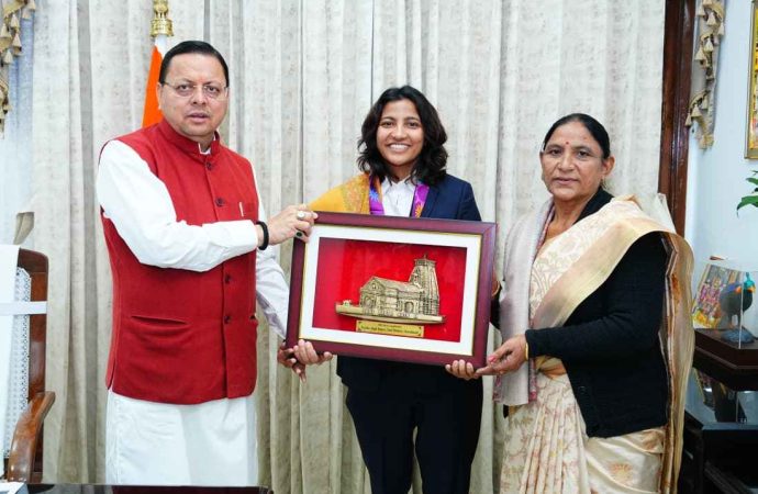 महिला विश्व कप विजेता क्रिकेटर स्नेह राणा ने की मुख्यमंत्री पुष्कर सिंह धामी से शिष्टाचार भेंट