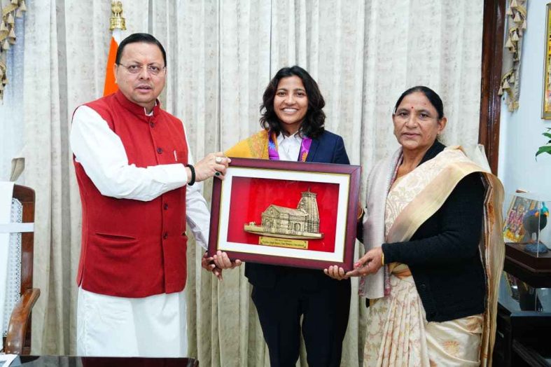 महिला विश्व कप विजेता क्रिकेटर स्नेह राणा ने की मुख्यमंत्री पुष्कर सिंह धामी से शिष्टाचार भेंट