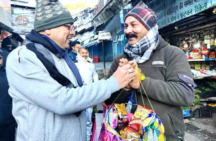 सीएम धामी ने नैनीताल में मॉर्निंग वॉक के दौरान जनता से की मुलाकात, नैना देवी मंदिर सौंदर्यीकरण कार्यों का निरीक्षण