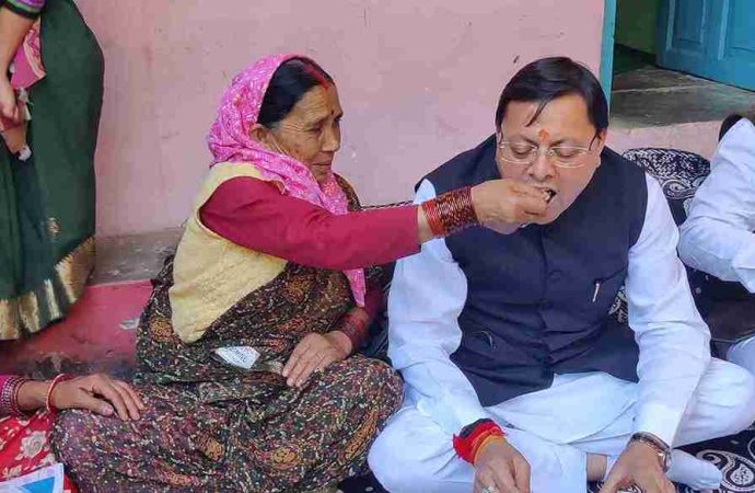 लोकपर्व इगास पर रुद्रप्रयाग के आपदा प्रभावित परिवारों के बीच पहुँचे मुख्यमंत्री पुष्कर सिंह धामी