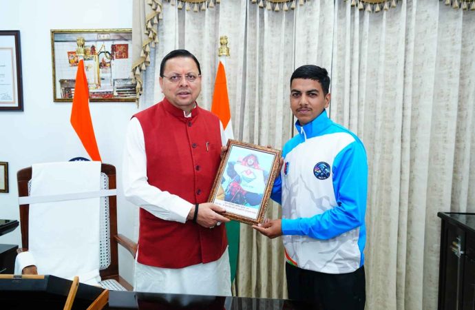 मुख्यमंत्री  पुष्कर सिंह धामी से माउंट एवरेस्ट फतह करने वाले 16 वर्षीय बालक सचिन कुमार ने की शिष्टाचार भेंट