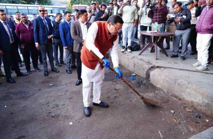 मुख्यमंत्री धामी का आईएसबीटी देहरादून में औचक निरीक्षण, गंदगी देखकर खुद उठाई झाड़ू