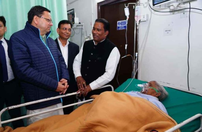 सीएम धामी ने CMI अस्पताल में पूर्व विधायक देशराज कर्णवाल की माताजी का हालचाल जाना