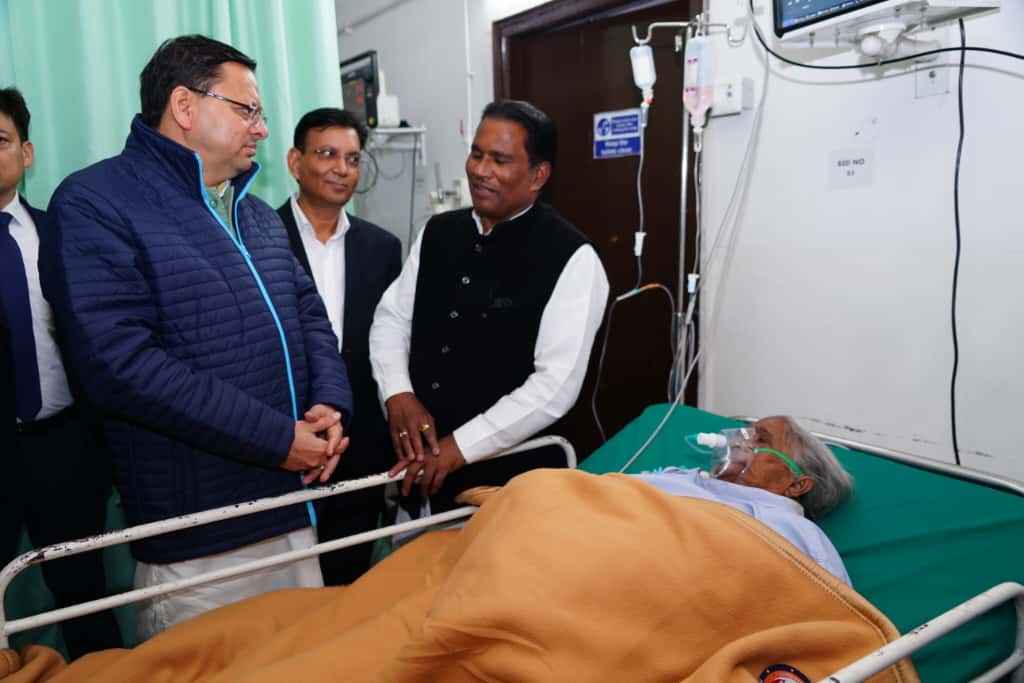 सीएम धामी ने CMI अस्पताल में पूर्व विधायक देशराज कर्णवाल की माताजी का हालचाल जाना
