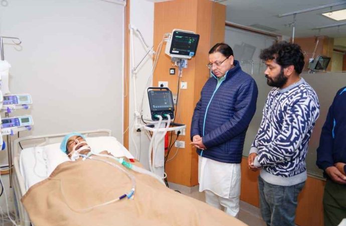 सीएम धामी ने मैक्स हॉस्पिटल में लोकगायक गोविंद दिगारी के पिता हिम्मत सिंह से की मुलाकात