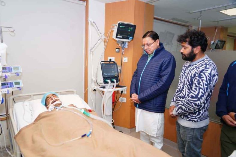 सीएम धामी ने मैक्स हॉस्पिटल में लोकगायक गोविंद दिगारी के पिता हिम्मत सिंह से की मुलाकात