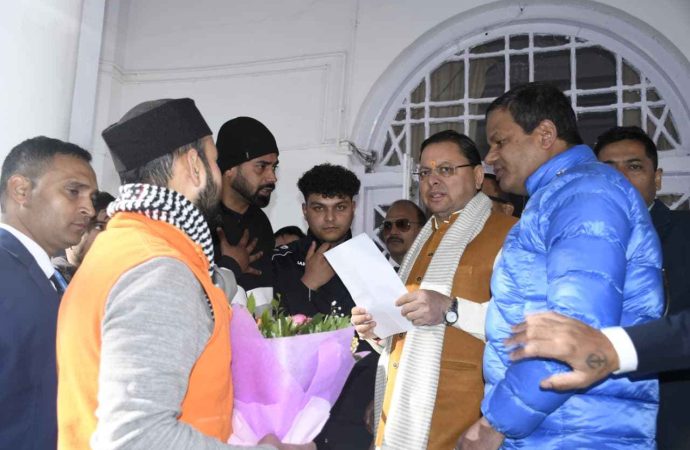 सीएम धामी ने नैनीताल में जनता से मुलाकात कर सुनी समस्याएँ, पंगोट–देचौड़ी सड़क स्वीकृति पर ग्रामीणों ने जताया आभार