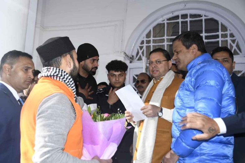 सीएम धामी ने नैनीताल में जनता से मुलाकात कर सुनी समस्याएँ, पंगोट–देचौड़ी सड़क स्वीकृति पर ग्रामीणों ने जताया आभार