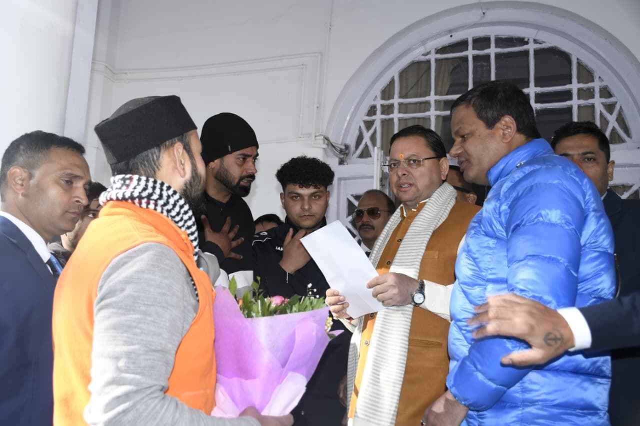 सीएम धामी ने नैनीताल में जनता से मुलाकात कर सुनी समस्याएँ, पंगोट–देचौड़ी सड़क स्वीकृति पर ग्रामीणों ने जताया आभार