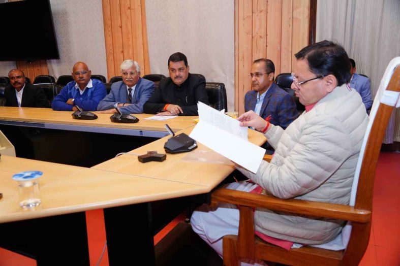 बार एसोसिएशन संघर्ष समिति ने सीएम धामी को सौंपा समस्याओं से जुड़ा ज्ञापन