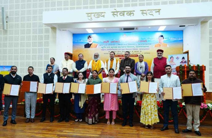 लोक सेवा आयोग से चयनित 178 अभ्यर्थियों को मुख्यमंत्री ने प्रदान किये नियुक्ति पत्र