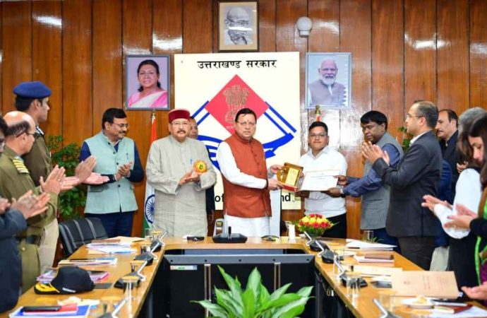 सड़क सुरक्षा परिषद बैठक: सीएम धामी के सख्त निर्देश, दुर्घटना पीड़ितों को कैशलेस इलाज व पहाड़ी इलाकों में सघन चेकिंग