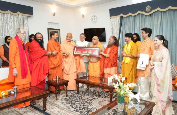 संत समाज ने मुख्यमंत्री धामी को दिया आशीर्वाद-‘देवभूमि के धर्म-संरक्षक’ की उपाधि