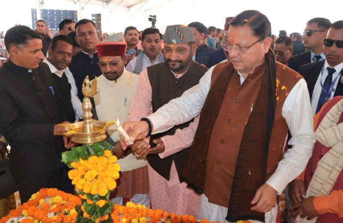 गौचर में पिथौरागढ़ की तर्ज पर 18-सीटर हेलीसेवा प्रारम्भ किये जाने की मुख्यमंत्री ने की घोषणा