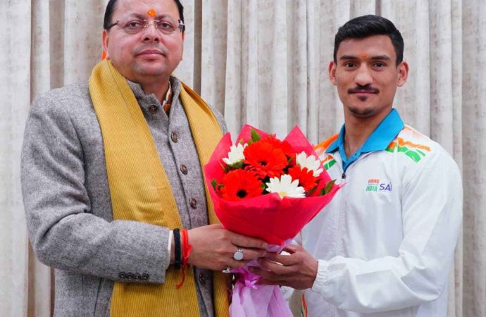 वर्ल्ड बॉक्सिंग कप विजेता पवन बर्त्वाल ने सीएम धामी से की शिष्टाचार भेंट
