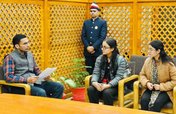 पिता के बाद पढ़ाई पर संकट, डीएम की पहल से चित्रा को मिला बी.कॉम (ऑनर्स) में तुरंत दाख़िला