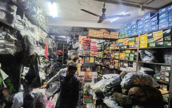 सेना की प्रतिबंधित वर्दी का कपड़ा बेचने वाले दुकानदार पर मुकदमा दर्ज