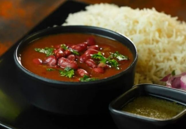 दून के मशहूर रेस्टोरेंट में राजमा चावल से निकला मरा कॉकरोच, हड़कंप मचा