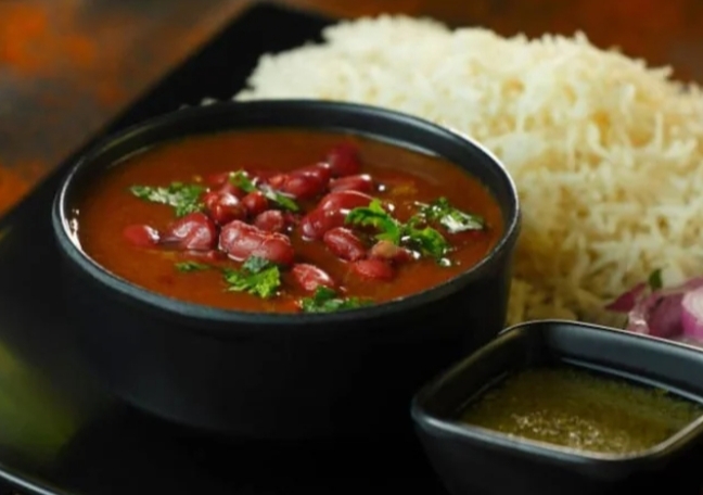 दून के मशहूर रेस्टोरेंट में राजमा चावल से निकला मरा कॉकरोच, हड़कंप मचा