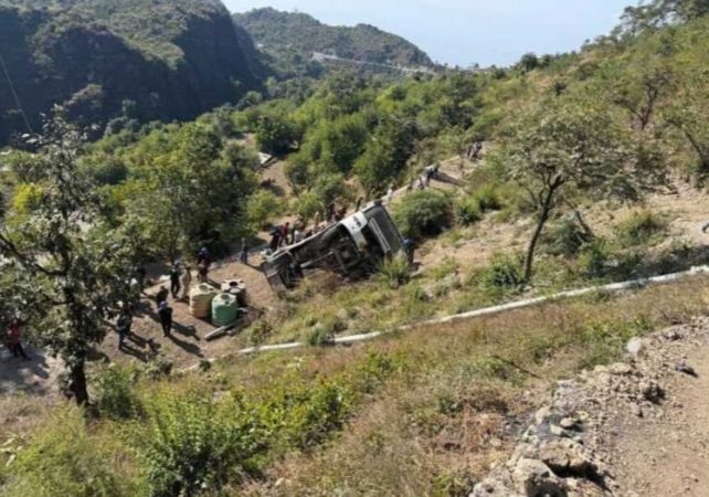 यात्रियों से भरी बस खाई में गिरी, पांच की मौत, 26 घायल