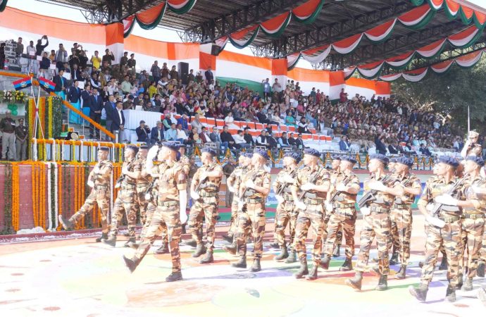 राज्य स्थापना के रजत जयंती समारोह में राज्यपाल ने रैतिक परेड की सलामी ली