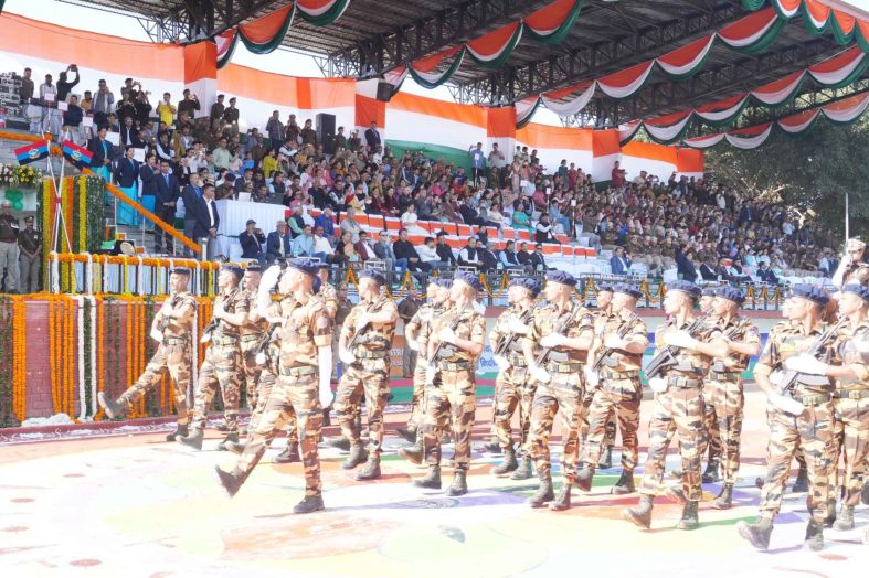 राज्य स्थापना के रजत जयंती समारोह में राज्यपाल ने रैतिक परेड की सलामी ली