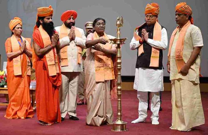राष्ट्रपति द्रौपदी मुर्मु ने पतंजलि विश्वविद्यालय के दीक्षांत समारोह में मेधावी छात्रों को सम्मानित किया