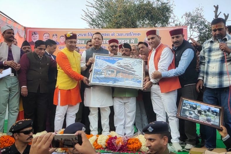 मुख्यमंत्री पुष्कर सिंह धामी लाखामंडल पहुंचे, शिव मंदिर में की पूजा-अर्चना