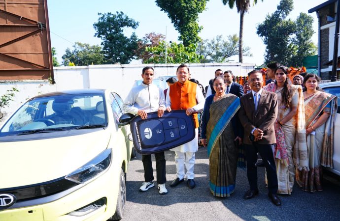 मुख्यमंत्री पुष्कर सिंह धामी ने किया ’’बिल लाओ-इनाम पाओ’’ योजना के विजेताओं को पुरस्कृत