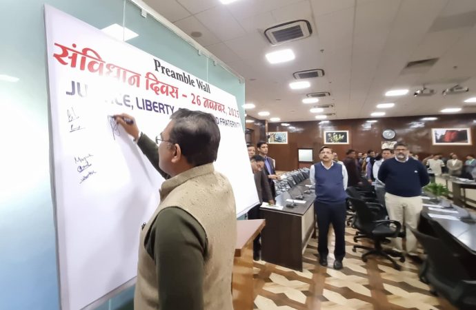 संविधान दिवस पर मुख्य सचिव ने अधिकारियों संग प्रस्तावना का पाठ, सभी ने किए हस्ताक्षर