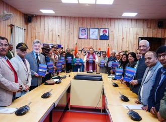 “उत्तराखण्ड @25ः लुकिंग बैक-लुकिंग फॉरवर्ड” पुस्तक का मुख्यमंत्री ने किया विमोचन