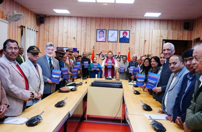 “उत्तराखण्ड @25ः लुकिंग बैक-लुकिंग फॉरवर्ड” पुस्तक का मुख्यमंत्री ने किया विमोचन