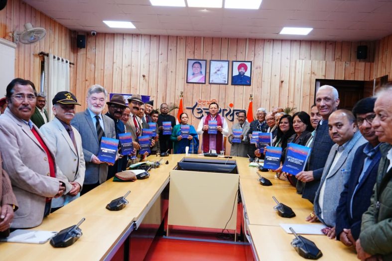 “उत्तराखण्ड @25ः लुकिंग बैक-लुकिंग फॉरवर्ड” पुस्तक का मुख्यमंत्री ने किया विमोचन