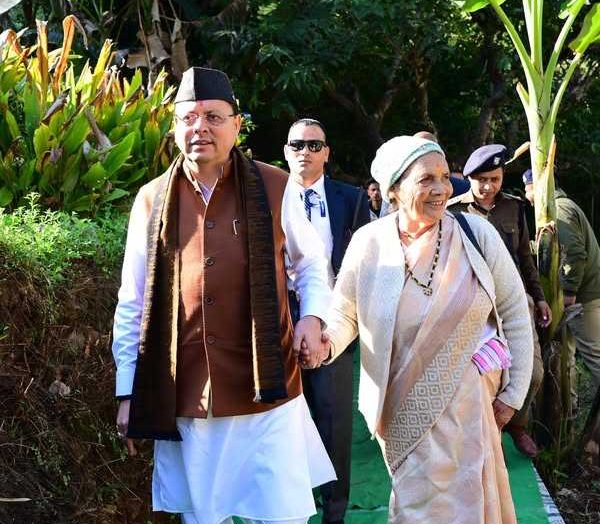 पैतृक गांव पहुंचकर भावुक हुए, बचपन की यादों से भरा दिन :सीएम धामी