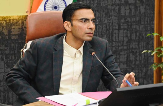 ड्ग्स के खिलाफ जिला प्रशासन सख्तः ग्राफिक एरा यूनिवर्सिटी में की गई सैकड़ों छात्रों की टेस्टिंग।