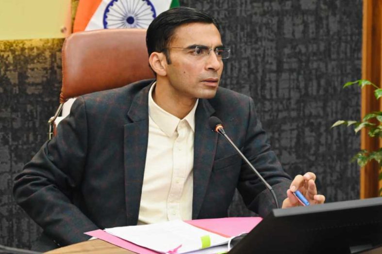 ड्ग्स के खिलाफ जिला प्रशासन सख्तः ग्राफिक एरा यूनिवर्सिटी में की गई सैकड़ों छात्रों की टेस्टिंग।