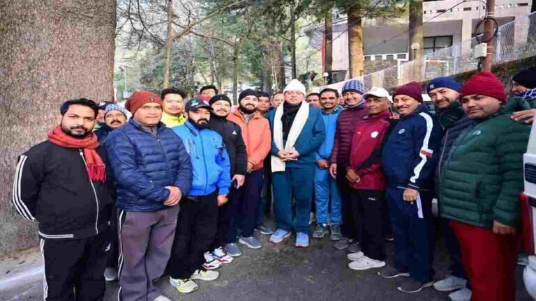 नैनीताल में मॉर्निग वॉक पर निकले सीएम, नये साल की तैयारियों का लिया जायजा